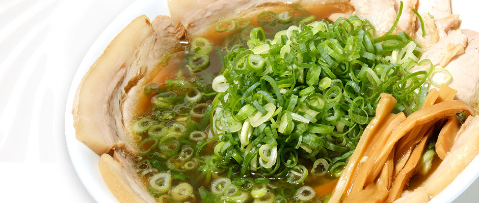 京都伏見で歴史あるラーメン萬福です。一杯一杯心を込めて作ったラーメンは皆様の心とお腹を暖かく満たしております。食材に対するこだわりだけでなく、気遣い・思いやりの心でラーメンを提供しています。店舗情報、メニュー、アルバイト、正社員求人情報などご覧いただけます。京都駅前店は京都駅周辺から徒歩近で便利です。来店心よりお待ちしています。